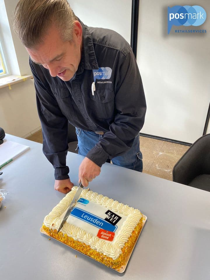 Feestelijke afsluiting van de restyle van Karwei Leusden met taart en teamwerk